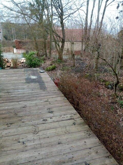 terrasse qui donne sur le studio accessible par porte fenêtre de la pièce de vie.